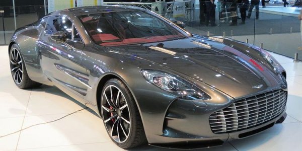 От време на време шефовете на Aston Martin предлага идея за печелене на пари с пускането на автомобил в ограничен тираж. Това стана и през 2008 година, когато се появи One-77 &ndash; една безобразно скъпа суперкола, която, както личи от името, е излязла в серия от 77 бройки. Този ръчно изработен модел има карбонов монокок, монтиран на алуминиево шаси и лека спортна изпускателна система от неръждаема стомана.

Под удължения капак лежи 7,3-литров атмосферен двигател Cosworth V12, свързан с 6-степенна автоматизирана ръчна скоростна кутия. Ускорението от 0 до 100 км/ч отнема 3,7 секунди, като да това помага мощността от 700 к.с. Максималната скорост на One-77 е 354 к.с.