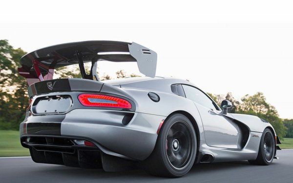 Може да твърдим, че това е един от най-добрите американски спортни автомобили. Viper беше безмилостен хардкор, вдъхновен от Shelby Cobra. ACR буквално се впиваше в пътната настилка и имаше отлични ускорение и спирачни характеристики, благодарение на специално изработените спирачки Brembo. Колата премина през Зеления ад на Нюрбургринг за по-малко от 7 минути. Но променените правила за допускане до обществени пътища довършиха спортния автомобил през 2017 година.