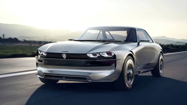 Представеното през 2018 година Peugeot e-LEGEND, който отдаде почит на легендарното Peugeot 504 Coup&eacute; на 50-ата му годишнина, имаше огромен успех сред публиката. Концептуалният модел генерира огромен интерес и вероятно щеше да си намери ниша на пазара. Ръководството на Stellantis обеща да преразгледа решението си, ако подписката за пускането на модела в серийно производство бъде подкрепена от половин милион души. До момента обаче техният брой е 62 000.