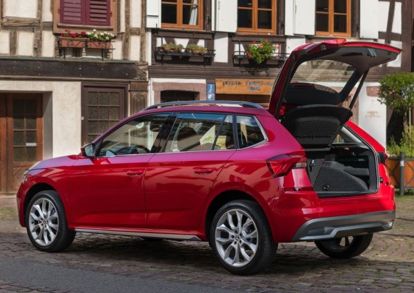 Kamiq е най-малкият кросоувър на Skoda, изграден върху популярната архитектура на VW Group. Може да предложи изненадващо голямо пространство отпред и отзад за сегмента B-SUV, а багажникът е един от аргументите, които наистина убеждават семействата в предимствата на модела. На практика тази кола работи добре като втори автомобил в къщата, но също така и като основен за града и за по-дълги пътувания. 

Освен това има ергономия, типична за Skoda - всичко е там, където шофьорът очаква, а работата не изисква учене на колата от нулата. Затова Kamiq понякога се избира от хора, които искат спокойствие. В ежедневната употреба той предлага пространство и умни решения. Това е автомобил, който е лесен за каране, лесен за паркиране и лесен за живеене, затова често можете да видите частни коли в рекламите, а не само автопаркове.
