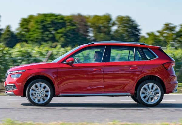 Сред най-често повтарящите се забележки основно е темата за спирачките, по-специално спирачните дискове. В много единици именно дисковете показват по-често влошаване в сравнение с конкуренцията, което може да означава неравномерно износване, по-ниска спирачна ефективност и понякога вибрации. При ежедневна употреба проблемът често се провявява при градско шофиране - къси маршрути, често спиране, влажност, автомивки, стоене навън и липса на подходящо загряване на спирачките. Ефектът е, че колата изглежда страхотно, има малък пробег, но все пак усещаш ритъм на волана при по-силно спиране.

Как да се уверя, че всичко е наред със спирачките? По време на тест-драйв една лека спирачка не е достатъчна. Трябва да проверите ефективността при различни скорости и да видиш дали колата не дърпа странично. Също така е добре да се оцени работата на ръчната спирачка, тъй като този елемент понякога е критикуван. Ако лостът, бутонът или механизмът работят със съпротивление или издават шум, може да се предположи, че има проблем.
