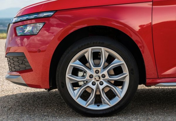 Добрата новина е, че по отношение на шасито, Kamiq се представя стабилно. Компонентите на окачването и основните съединения в повечето автомобили издържат на типична работа, без да се притесняват от появата на луфт. 

Кормилната система е устойчива, а самият дизайн не страда от конкретни проблеми. Разбира се, както при всяка кола, стилът на шофиране и пътищата, по които е карал предишният собственик, са важни, но в сравнение със спирачките, окачването не е това, което най-често предизвиква негативни изненади.