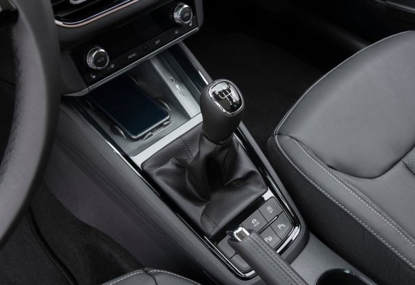 Отделна тема е DSG скоростната кутия, ако търсим вариант с автоматична скоростна кутия. Важното тук е плавността на работата, без резки, без забавяния в отговора на газта и сервизната история. Ако изпитвате колебание при стартиране, по-добре е да предположите, че скоростната кутия ще изисква внимание &ndash; поне смяна на маслото в трансмисията. При DSG трансмисиите това трябва да се прави на всеки максимум 80 000 км.