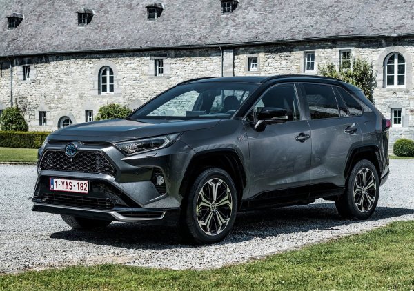 Това е бестселърът сред компактните кросоувъри. Новият RAV4 излезе през 2019 година и предлага няколко специализирани варианта, в това число офроуд TRD, както и различни хибриди. Този голям избор позволява на Toyota да удовлетвори всички вкусове на потенциалните купувачи.