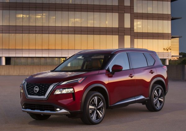 Този модел наскоро смени поколенията си, като прави огромен скок по отношение на стила и каеството, които предлага. Тези промени му помагат да влезе в Топ 5 в класа си, като за това помага и предлаганият още в базово оборудване пакет от системи за безопасност Nissan Safety Shield 360. Той вклюва предупреждение за сблъсък, следене на слепите зони, аварийно спиране и автоматични дълги светлини.