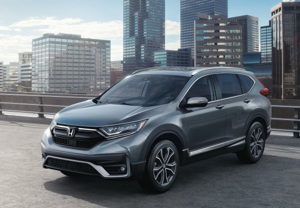 Honda CR-V отново прави всико добре, а вече и изглежда добре. През миналата година тя полуи хибриден вариант, който се отлиава с много нисък разход на гориво в градски условия. Турбомотор с 4 цилиндъра се съчетава с трансмисия CVT, като тази комбинация върши отлина работа. Добри думи заслужава приятния и просторен интериор.