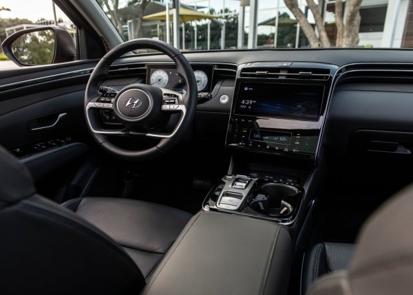 Предимства:  Сравнително богато оборудване във всички версии, добър интериор, добра динамика.

Недостатъци:  По-висок от очакваното разход на гориво, някои евтини детайли в салона, недостатъчн шумоизолация.

Цени за САЩ - от 24 885 до 33 235 долара.
