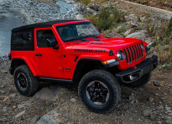 Jeep Wrangler е представител на старата школа и разчита на задвижване на четирите колела. Той е ужасен за шофиране и не предлага динамика, а освен това има и твърдо окаване. В случая избирате компромис между легетдарни всъдеходни способности и малко футуристичен външен вид.  През тази година ще излезе и версия с V8 двител, развиващ 470 конски сили.