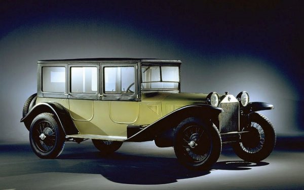 Когато се замислим за неща като независимо окачване и монокок конструкция, обикновени ги отнасяме към по-напредналите години от развитието на автомобилите. Но не е така: тази брилянтна Lancia ги е притежавала когато почти всяка останала кола е жила с купе върху шаси и използвала стоманени листове за окачването, по същия начин, по който това ставало и при каруците.

Сама по себе си Lambda не е променила света, но можеше да го направи с иновативните си решения и, разбира се, прекрасния V-образен мотор.