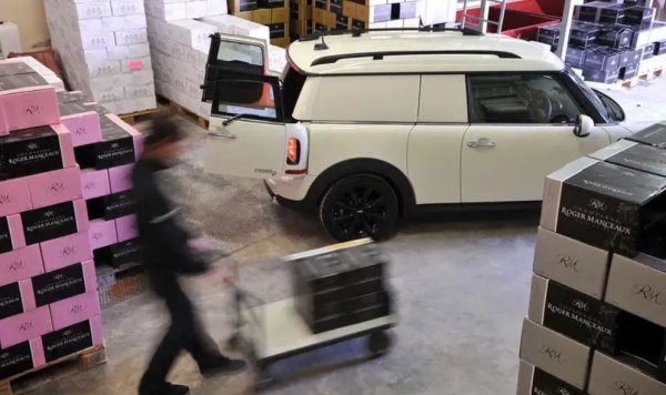 Това е добре позната хитрост за избягване на данъци: предлагайте превозно средство във формат микробус без странични прозорци и задни седалки, така че да може да се използва като бизнес инструмент. В миналото данъкът върху покупката се избягваше по този начин. Стратегията се прилага при някои доста луксозни модели като Lea Francis.

Подобна практика се използва и при Land Rover Discovery Commercial и при появилия се за кратко Mini Clubvan (на снимката). Съвсем наскоро Suzuki използва този модел, за да заобиколи проблема с въглеродните емисии при Jimny.
