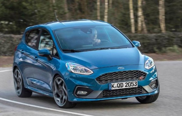 Дебютиралата в началотот на 2017 г. Fiesta ST стана първият хот-хеч с 3-цилиндров двигател. На малкия &bdquo;напомпан&ldquo; Ford се поставя 1,5-литров мотор с 200 к.с. Той има способността при движение без натоварване временно да изключи един от цилиндрите с цел икономия на гориво и по-ниски вредни емисии.