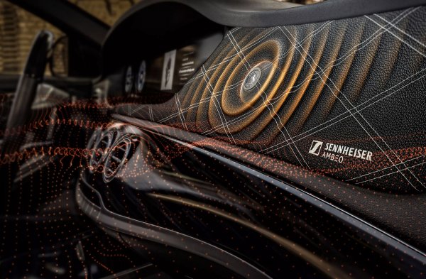 Разнообразните тонколони и субуфери са обект на постоянна доработка и усъвършенстване от страна на производителите. Технологията, представена от компаниите Continental и Sennheiser, е истинска революция в тази сфера. В случая музиката не се възпроизвежда от познатите колони, а от детайли от салона на автомобила.

Благодарение на специални механизми част от елементите от интериора - предните стойки, панелите от вътрешната страна на вратите и тапицерията на тавана, вибрират. В случая липсват тонколони, но те не са и нужни, тъй като вибрациите създават звук, за чието качество отговарят специалистите от компанията Sennheiser (известен производител на аудиокомпоненти).
