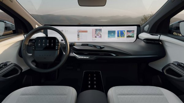 Кросоовърът M-Byte вече не е новина, тъй като беше показан още на автосалона във Франкфурт. В случая става сума за неговия основен детайл - огромен дисплей с диагонал 48 инча, на който може да се гледат и сериали. Произодителят на автомобила Byton предлага на купувачите сериозен избор, тъй като е сключил договори с компаниите ViacomCBS (телевизионни мрежи), Accuweather (прогноза за времето), Aiqudo (технологии за разпознаване на гласове) и др.

Това означава, че ползвателите на мултимедията M-Byte ще получат достъп до огромно количество фирми, сериали, шоу-програми и др. И всичко това ще може да се гледа на огромен екран. Всъщност, това е цяла телевизия, но в автомобил.
