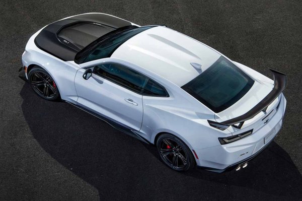 Най-краденият автомобил в САЩ почти не може да си купите в Европа, макар че имаше време, когато се забелязваше по-често по пътищата на континента. Това е Chevrolet Camaro, във версия ZL1.

3949 бройки от този северноамерикански звяр се крадат всяка година! Чиста лудост, която би могла да промени мнението на всеки, който обмисля покупката му. От друга страна, естетиката му и 6,2-литровият бензинов V8 двигател си заслужават да не бъдат отблъснати.

Останалите най-крадени коли в САЩ: Acura TLX 4WD, Chevrolet Camaro, GMC Sierra 2500, Chevrolet Silverado 3500, Dodge Durango, Ram 1500, Chevrolet Silverado, Ram 3500, GMC Sierra 1500 и Cadillac Escalade ESV.
