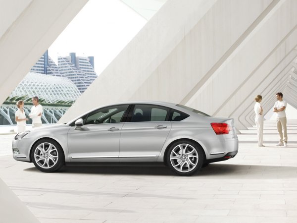 Бензиновите двигатели са два - 1.8i 16V(127 к.с.) и 2.0i 16V(143 к.с.) със среден разход, съответно 7.9 и 8.4 литра на 100 км.(за моделите с ръчна трансмисия)