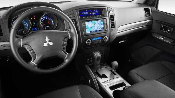 Разбира се, има и слаби места в електрониката на Pajero. Ако наистина нямате късмет, може да има проблеми с генератора, вентилаторите на радиатора и с отделни елементи от окабеляването на двигателя и раздатъчната кутия. Най-често капризни са автомобилите от последните години на производство.

Въпреки това, сериозни или широко разпространени проблеми с електрониката на модела няма. Дори окабеляването в интериора на SUV-а е с високо качество. Между другото, с това се занимават специалисти от Mitsubishi Electric, която е прочута с високите си стандарти.
