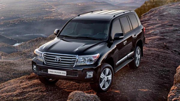 Години на производство: 2007-2021
Среден пробег преди сериозен ремонт: 300 000 км

Няколко въпроса възникват относто дизайна на Toyota Land Cruiser 200. Например, защо важни електронни блокове са разположени в нишата на дясното предно колело, където са изложени на влага? Това води до корозия на окабеляването и конекторите, а при активна употреба в калта самите блокове, контролиращи например сензорите за паркиране и фаровете за мъгла, могат да пострадат.

Актуаторът на раздатъчната кутия и KDSS клапаните често страдат, а тези елементи са критични за работата на шасито, така че изискват възстановяване, подмяна или запояване. Акумулаторите са силно натоварени дори при бензиновите версии, а ресурсът им е ограничен - трябва да се подготвите за подмяна средно на всеки 4 години.
