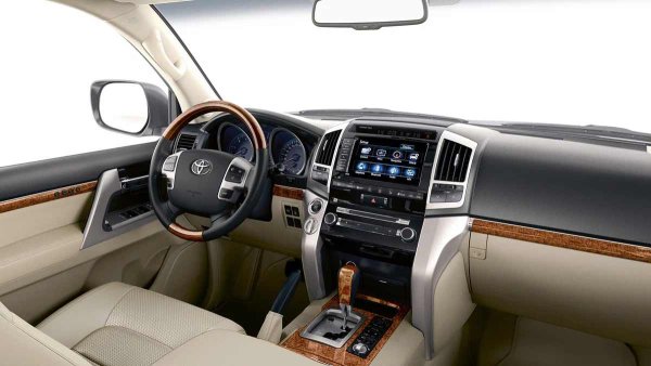 Друг досаден проблем са кабелите на волана, задвижванията на кормилната колона, окабеляването на седалките и отоплението им, които може да изискват внимание след 120 000 км. Но може и да не трябва! За много собственици всички тези компоненти служат добре дори след 200 000 км. Окабеляването в двигателния отсек обикновено не създава проблеми и след 250 000 км. Дори при автомобили с голям пробег списъкът с възможни неизправности остава доста кратък.

В сравнение с европейските автомобили от същия клас, електрониката на Land Cruiser 200 изглежда като крепост на надеждност и стабилност. Повечето важни агрегати могат да бъдат ремонтирани или подменени без нужда да се ходи на преглед в официалните сервизи на марката.
