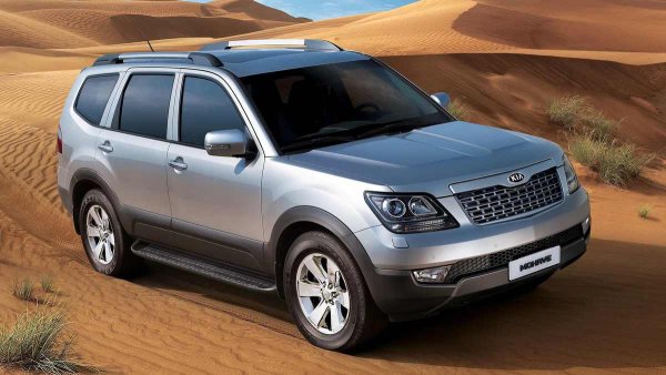 Години на производство: 2008-2024
Среден пробег преди сериозен ремонт: 250 000 км

Mohave е SUV с рама и напълно независимо окачване, който рядко се среща по нашите пътища. В САЩ моделът не стана много популярен, въпреки потенциала си, но в други страни е ценен заради надеждността си и ресурса на основните си части.

Собствениците на Mohave рядко споменават електрониката, защото тя почти не създава проблеми. Основните обикновено са свързани с живота на акумулатора и работата на мултимедийната система. Има обаче и няколко нюанса с окабеляването отдолу, което води към актуатора на раздатъчната кутия, муфата, и ABS датчиците. Най-старите SUV-ове може да имат малки проблеми там.
