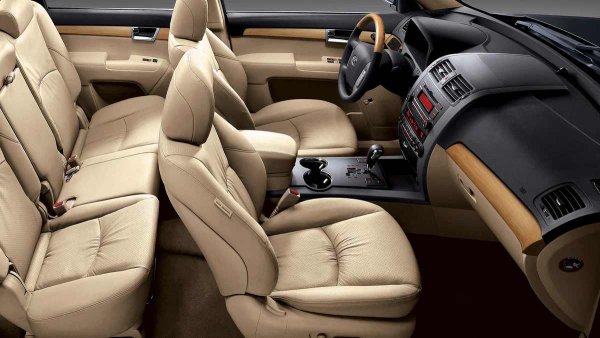 Възможно е да има проблеми с окабеляването на шофьорската и задната врата, както и с основния вентилатор на радиатора - лагерът или моторът се повреждат. Генераторът на Kia обаче има впечатляващ ресурс и рядко подвежда.

След последния и най-голям рестайлинг, Mohave стана по-сложен в техническо отношение, но това почти не се отрази на надеждността. Понякога се срещат повреди в работата на различни електронни асистенти. Тези проблеми обаче обикновено са временни и се решават с прост рестарт на системата.