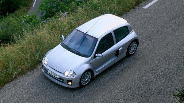 За спирането се грижели спортни спирачки AP Racing с 330-милимитрови дискове отпред и 300 мм отзад. Окачването е ексклузивно за модела, макар предната стабилизираща щанга да е взета от състезателния Clio Trophy, а предната подрама е базирана на Clio Renault Sport 172.

Други ексклузивни части са предната и задната броня, страничните панели и степенките, докато покривът, задната врата, капакът и т.н. са от Clio 172.