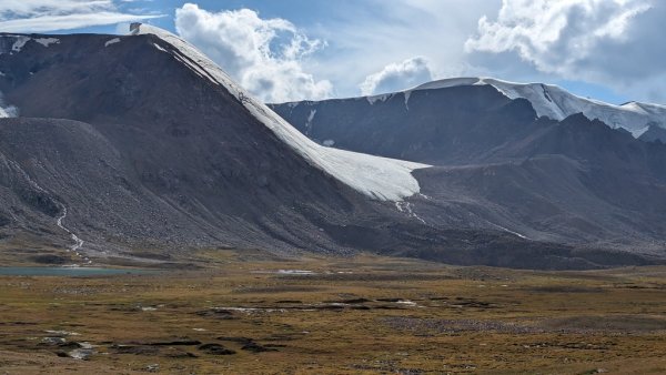 Планините, обкръжаващи платото Арабел, са средно около 4800-5000 метра високи. В Киргизстан има над 6000 ледника