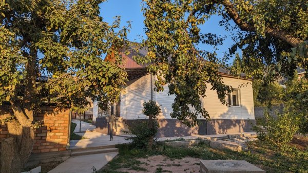 Къща за гости в село Каджъ-Сай. От нашия опит, тези къщи са неизменно удобни, безукорно чисти и приятно евтини (дори без да ги сравняваме с хотелите във Велинград). Цената варира между 20 и 40 долара, и обикновено включва добра закуска