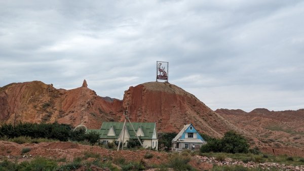 Владимир Илич бди над село Каджъ-Сай. Символите от съветско време са навсякъде, но никой не им обръща внимание