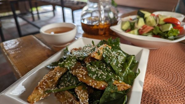 Обяд в крайпътно капанче. Дори тук качеството на продуктите е отлично