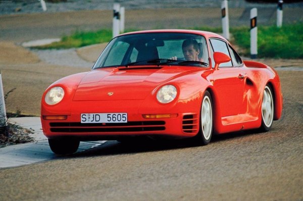 Каква година само е била 1987 за автомобилизма! Докато Ferrari заложи на пуританския подход с F40, в Porsche бяха на обратния полюс, опитвайки се да направят от 959 най-високотехнологичния автомобил, виждан дотогава. Това бе първата кола с векторно разпределение на въртящия момент и първата с датчици за налягането в гумите. Но най-забележителното нещо бе моторът - 6-цилиндров боксер с титаниеви мотовилки и турбо, който развиваше 450 коня. Това е впечатляващо днес, но тогава бе просто шокиращо. 
