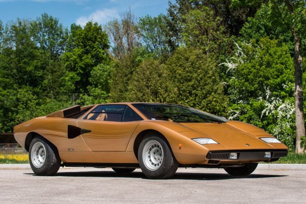 Никоя друга кола не е била толкова отпечатвана на плакати и окачана в момчешките спални, като Countach. Новаторският дизайн, дело на гения Марчело Гандини, напълно съответства на чудовищния V12 двигател. Понеже моделът остана в производство близо две десетилетия, той претърпя и доста трансформации. Даже и късните версии изглеждат ефектно, но все пак оригиналът с изчистените му линии е за предпочитане. 

