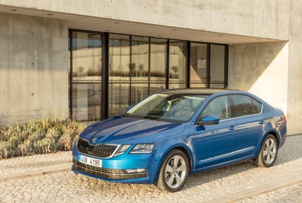 Традиционният лидер в този сегмент напоследък отчита 5.4% ръст през 2019. Към обичайните причини за интереса към практичната Octavia сега се прибавят и доста солидните отстъпки, предлагани в очакване на новото поколение тази година. 
