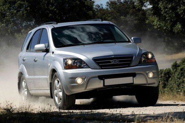 Корейският SUV се появи на американския пазар, където беше харесан от потребителите, но въпреки това и при него има проблеми. По каросерията на Sorento има много пластмасови предпазители, като именно металът под тях изгнива лесно. И ако корозиращата рама е често срещана при всъдеходите, то при този модел процесът се среща още при вратите (включително тази на багажника), а също така и по праговете и калниците.

"Един от най-големите проблеми на първото Sorento е ръждата под пластмасата, затова ако сте се насочили към купуването на този модел, задължително проверете тези елементи. Най-добре е да търсите фейслифта на модела, където това се среща по-рядко", категорични са експертите.