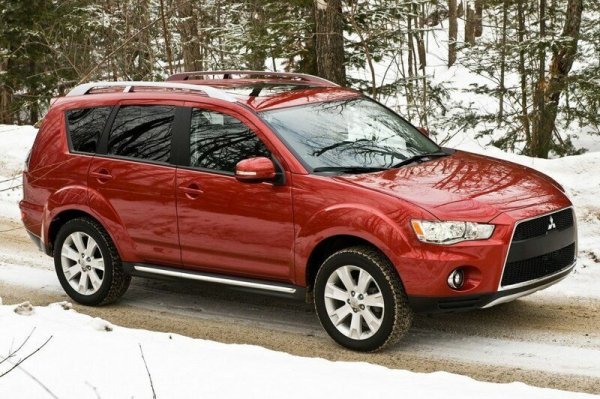 Като дизайн второто поколение на Outlander все още изглежда добре, дори преди фейслифта на модела. Кросоувърът обаче има проблеми с качеството на метала, а също така и с неговото покритие. Драскотините трябва да се отстраняват незабавно, в противен случай ръждата се разнася много бързо. Най-рисковите места са покривът, капакът, както и вратите, включително и тази багажника. Корозия може да бъде открита дори по окачването.

"Качеството на лака, поставян върху боята на всеки Outlander, независимо от поколението му, е лошо. Ръжда се появява дори при автомобили, които все още са в гаранция, като тя засяга много елементи. Затова, ако сте се насочили към този модел, проверявайте внимателно", съветват специалистите.