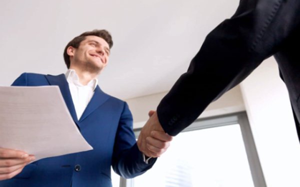 Автомобилите с пробег може да имат правни проблеми като възбрана, съдебни дела или неплатени заеми. Закупуването на такава кола може да доведе до факта, че новият собственик ще бъде принуден да се справи с предишните задължения на продавача. За целта проверете историята на автомобила с помощта на специалсти или се свържете с нотариус за пълна правна проверка.

