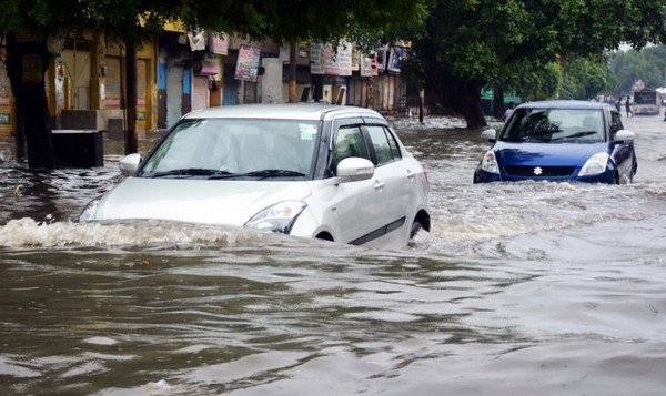 Шофьорът не винаги можете да предскаже колко дълбока е водата и дали има някакви препятствия в нея. Конвенционалните автомобили (включително повечето SUV) са проектирани само за максимална дълбочина на водата от около 20 до 25 сантиметра при ниска скорост. Ако водата е по-висока, превозното средство може да спре и да се повреди. В случай на екстремно наводнение автомобилът също може да бъде пометен от масата на водата. 