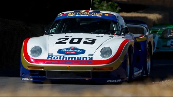 959 е един от най-емблематичните автомобили на Porsche, с многобройни варианти, които включват чупещия рекорд шосеен автомобил и легендарния 959 Paris-Dakar. Въпреки това, една по-малко известна кола също се ражда от програмата 959: еднократният 961, който по същество представлява спортен 959 с някои допълнителни настройки, направени за подобрена производителност.

За колата е разработен ревизиран двигател, който предлага 680 конски сили в най-мощната си конфигурация, а системата за задвижване на четирите колела е преработена. Размерите на колата са намалени в опит да се спести всяко излишно тегло и е разработена нова, по-широка каросерия за оптимален въздушен поток. 961 прави своя състезателен дебют през 1986 г. в &bdquo;24 часа на Льо Ман&ldquo;, превръщайки се в първия автомобил със задвижване на четирите колела, който някога е излизал на пистата. След като завършва на достойното за уважение седмо място, Porsche продължава да се състезава в различни други състезания за издръжливост през следващата година, с незадоволителни резултати.

961 е включен отново в състезанието на Льо Ман през 1987 г., но това ще се окаже последното му състезание. След като шофьорът Кийс Нироп се сблъска с бариера, колата се запалва на пистата. Автомобилът в крайна сметка е реставриран от Porsche и сега е изложен в музея на марката в Щутгарт, Германия.
