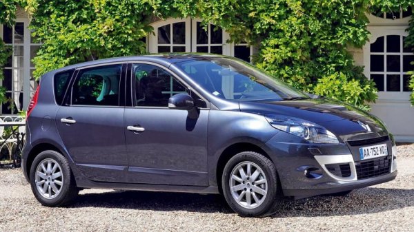 Трето поколение на Scenic съвпадна с възхода на SUV-моделите и напълно логично френският производител реагира на търсенето на пазара. В края на жизнения цикъл на модела Renault пусна версия XMOD, която е в стил на кросоувър и има задвижване на четирите колела.