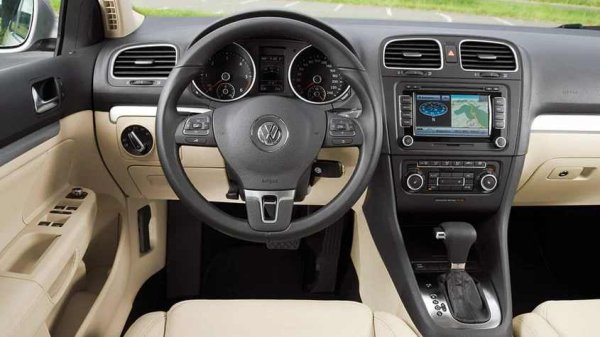 Роботизираната 7-степенна скоростна кутия със "сухи" съединители може да причини много повече проблеми, при това при по-малък пробег. На около 80 000 км може да се появят забележими придърпвания при смяна на предавките. Малко по-късно изникват и други симптоми - задната и всички четни предавки спират да се включват.
