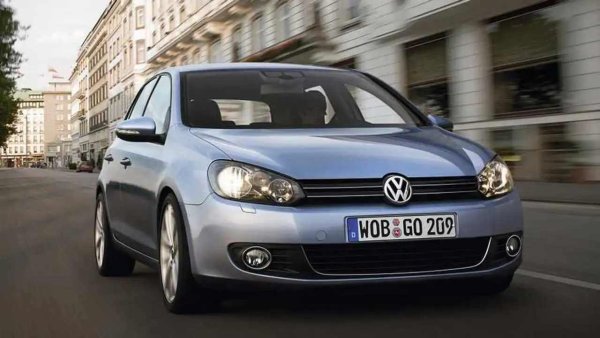 В шестото си поколение Volkswagen Golf получи електрическо сервоуправление. Появата на почукване в кормилната рейка е възможна след пробег от около 100 000 км.
