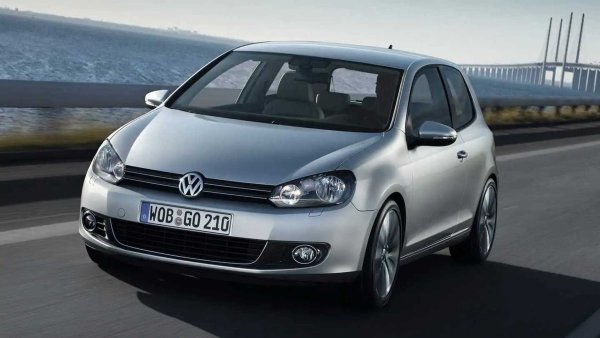 При голям пробег се появяват характерни неизправности в спирачната система на хечбека. В задните спирачни апарати цилиндрите често заклинват, което води до заклещване на спирачките, неравномерно износване на накладките и намалена спирачна ефективност. След 150 000 км, спирачните маркучи често изискват подмяна поради загуба на еластичност, пукнатини или течове. Друг срещан проблем е разтягане жилото на ръчната спирачка, което води до това, че тя вече не държи колата сигурно.
