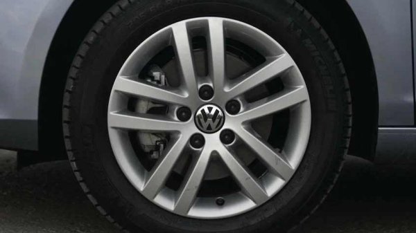 За да се отстранят тези проблеми, е необходимо да се извършат няколко неща: почистване или подмяна на ръждясалите цилиндри на задните спирачни апарати, проверка на спирачните маркучи и подмяна при първи признаци на износване. Жилото на ръчната спирачка трябва да се регулира и ако е твърде разтегнато, да се монтира ново.
