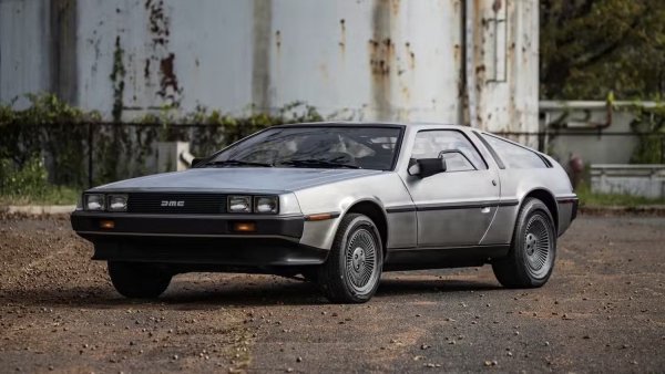 Често срещани оплаквания: лошо качество на изработка, проблемен алтернатор, прегряване на двигателя.

DeLorean DMC-12 е едно от най-разпознаваемите превозни средства на Земята, главно поради появата си във филмите &bdquo;Завръщане в бъдещето&rsquo;&rsquo;. В Европа този автомобил не се среща, но в САЩ все още има хора, които са привлечени от него. Те обаче забравят, че заради липсата на инвестиции качеството на изработка е лошо. 
