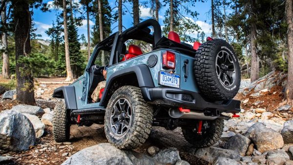 Това се причинява от проблеми краища на кормилните щанги на сферичните шарнири, които се развалят при честа употреба. Известно е също, че напълно интегрираният захранващ модул на автомобила се поврежда, което напълно изключва двигателя и прави невъзможно стартирането, докато не бъде сменен.