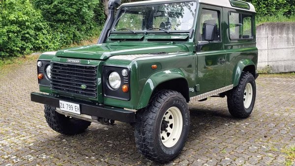 Често срещани оплаквания: дефектни инжектори, проблемна скоростна кутия.

За тези, които искат да прекосят всеки поток и да изкачат всяка планина, тогава класическият Land Rover Defender е един от най-добрите офроудъри за работата. Той обаче не е особено надежден, като това важи най-вече за варианта TD5. Неговият 2.5-литров редови петцилиндров дизелов двигател с турбокомпресор е известен с това, че страда от проблеми с инжекторите, които могат да бъдат скъпи за отстраняване.
