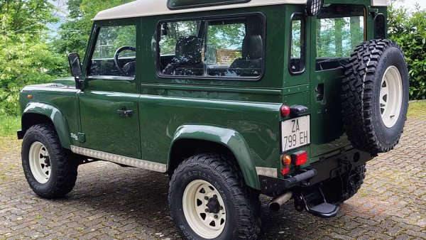 Скоростните кутии също са слабо място, а шасито също е податливо на ръжда, така че не забравяйте да ги разгледате внимателно, ако искате да закупите употребяван екземпляр на този превърнал се в легенда офроудър.