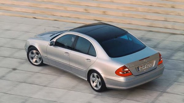 Когато това станеше, двигателят страда от непрекъснати прекъсвания, докато лампичката Check Engine се активира. Горивната система също е известна като проблематична, както и окачването Airmatic. Затова тези, които искат надежден класически Mercedes, трябва да стоят далеч от тази E-Class.