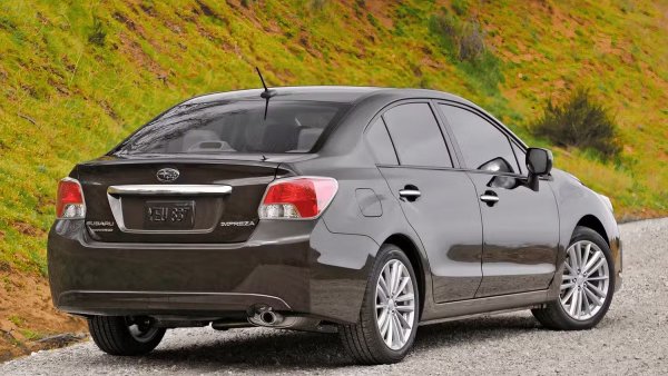 Известно е, че 2.0-литровият двигател &bdquo;боксер&rsquo;&rsquo; страда от прекомерен разход на масло, докато по-ранните автомобили имаха проблем с неволно ускорение при ниски скорости. CVT скоростната кутия също не се представя добре от гледна точка на надеждността, като това се дължи на на сензора O2.