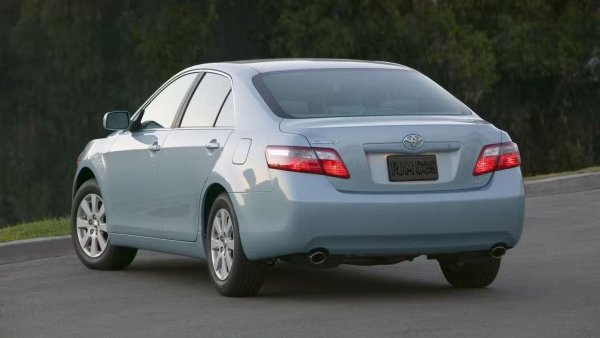 Основен проблем е консумацията на масло, като отстраняването е доста скъпо. Електрическите проводници зад таблото са известни с това, че разтапят самото табло. Съобщава се и за чести проблеми със спирачките, които са типични само за този модел, но не и за другите Camry.