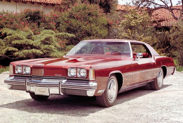 Бившият американски военен инженер Джон У. Хетрик през 1953 година патентова конструкция на възглавница за безопасност, която, обаче, съществувала само на хартия. Проектът включвал резервоар за сгъстен въздух под капака и надуваеми торбички, разположени на кормилото, в средата на таблото и в жабката. Клапанът на цилиндъра се отварял и надувал торбите винаги, когато натискът върху пружинната му ключалка се освободи от удар. През същата година, само три месеца по-късно, подобен патент, но вече в Германия, е получен от местния изобретател Валтер Линдерер. След подробни проучвания на тази технология в Европа, станало ясно още през 60-те години, че въздухът няма време да напълни системата с необходимата скорост.

В САЩ, в края на 50-те Ford и General Motors също започнали сериозни експерименти по темата. Но знаковият пробив се случил в Япония, където през 1963 г. изобретателят Ясузобуро Кобори се сетил как мигновено да надуе въздушна възглавница. Липсвала буквално дреболия - подходящ сензор.